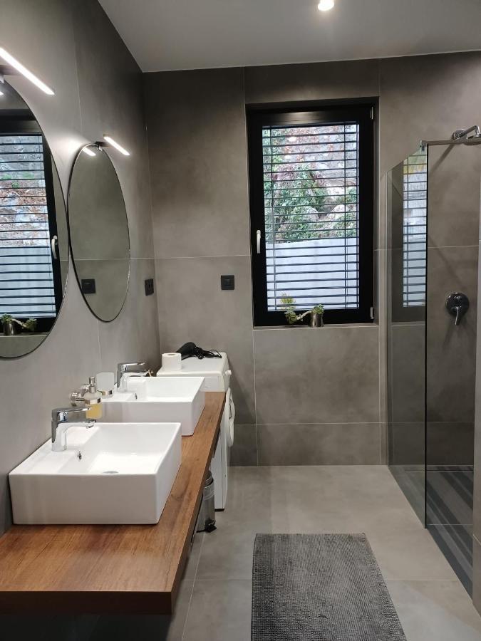 Aparthotel Villa V With Heated Pool 里耶卡 外观 照片