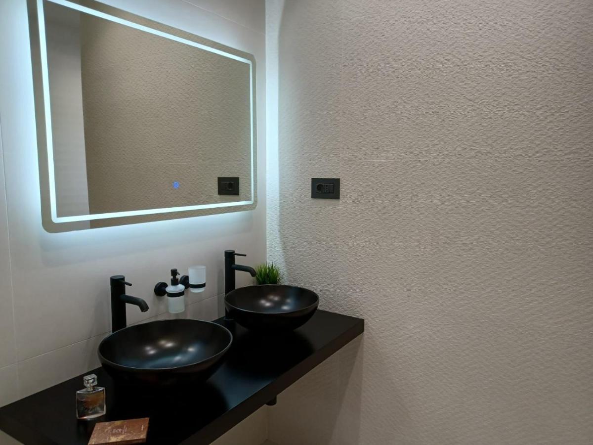 Aparthotel Villa V With Heated Pool 里耶卡 外观 照片