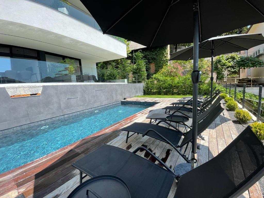 Aparthotel Villa V With Heated Pool 里耶卡 外观 照片
