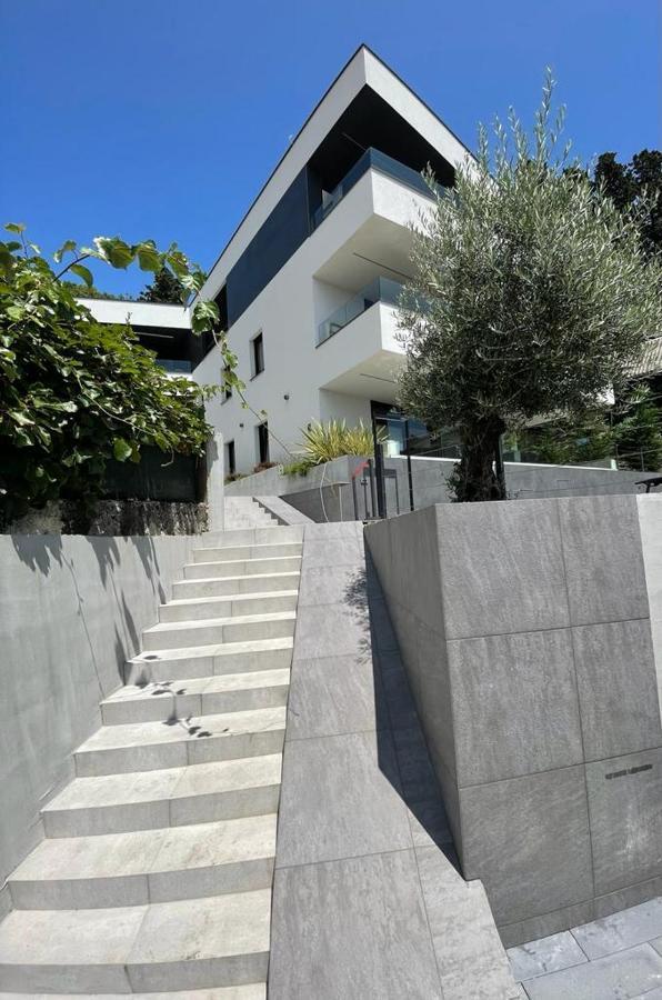Aparthotel Villa V With Heated Pool 里耶卡 外观 照片