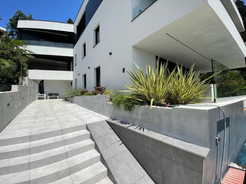 Aparthotel Villa V With Heated Pool 里耶卡 外观 照片