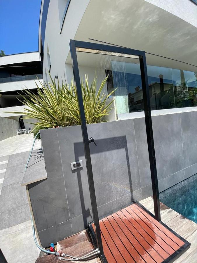 Aparthotel Villa V With Heated Pool 里耶卡 外观 照片