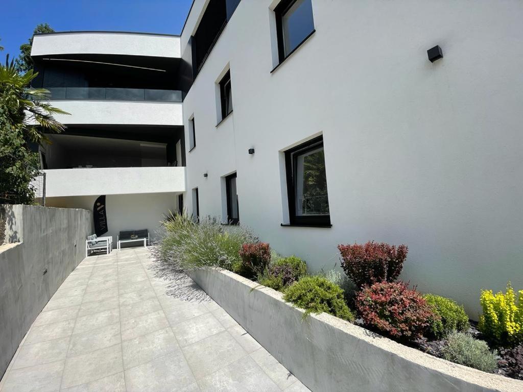 Aparthotel Villa V With Heated Pool 里耶卡 外观 照片
